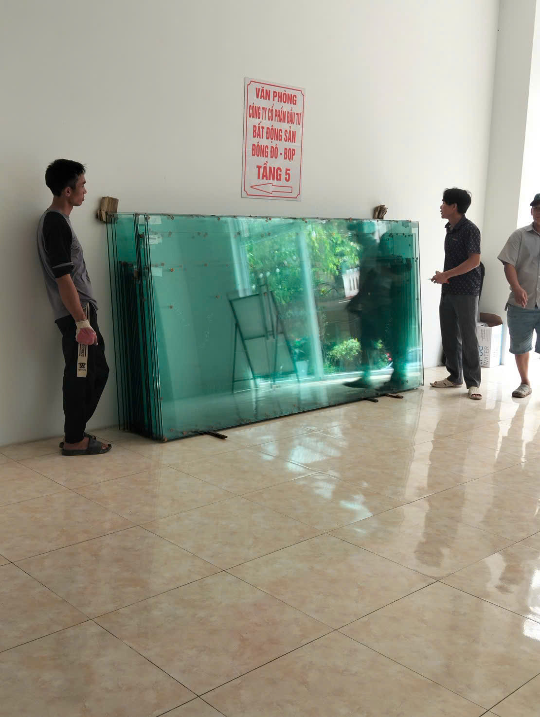 Các tấm kính được xếp ngay ngắn bên trong khu vực công trình